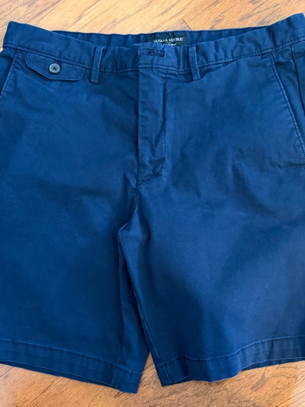 Men's Banana Republic
Lived In navy shorts size 33.
8 Inch Inseam. Cotton/span